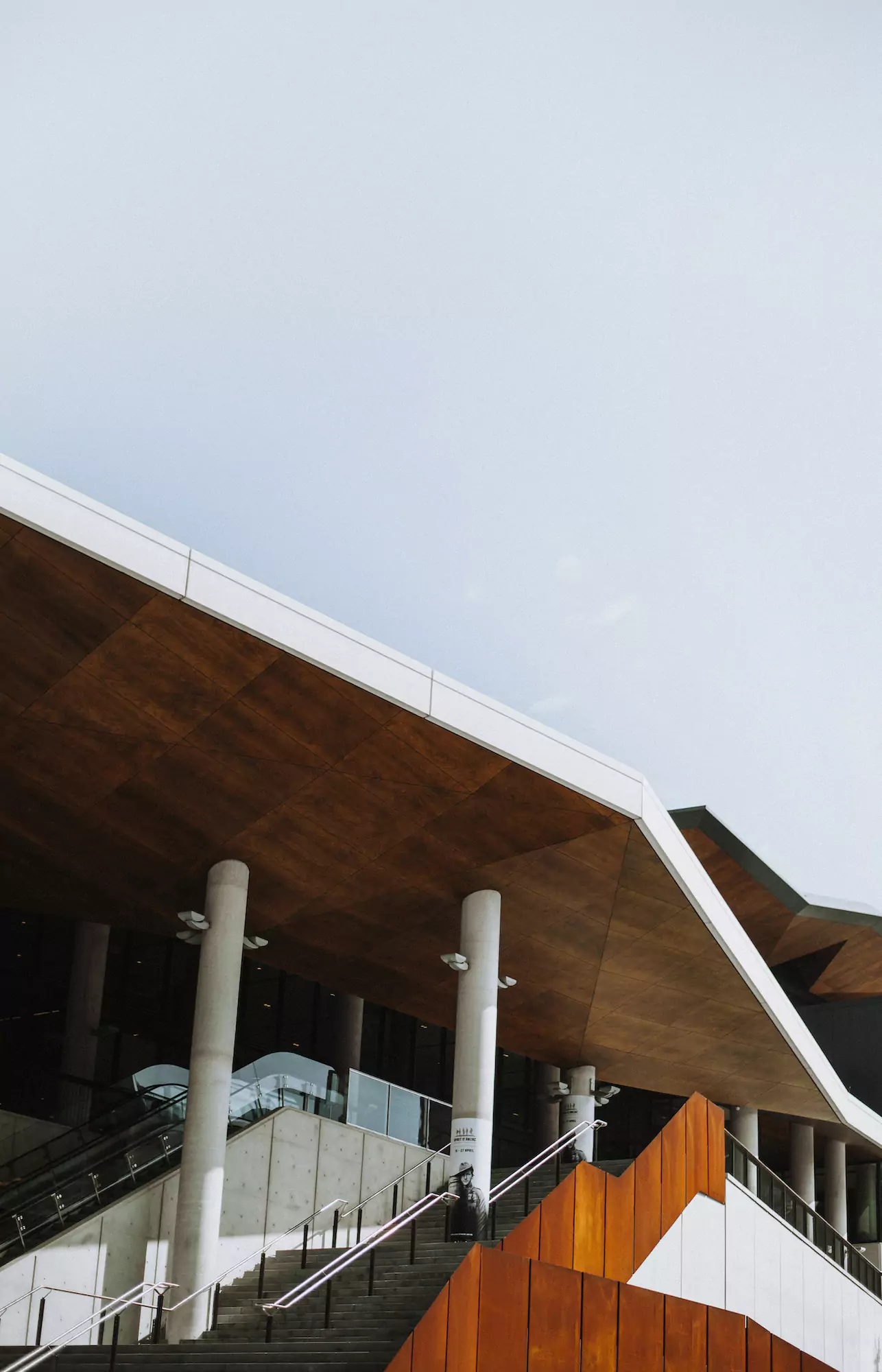 Een lege trap onder een hoekig dak in Darling Harbour, Sydney, Australië